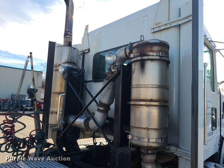 image for item MJ9538 2012 Kenworth T800  semi truck