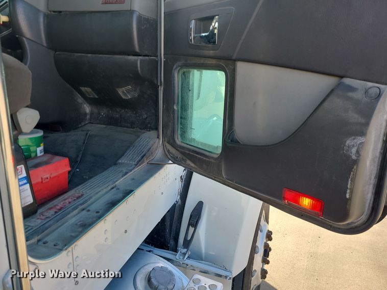 image for item MJ9538 2012 Kenworth T800  semi truck