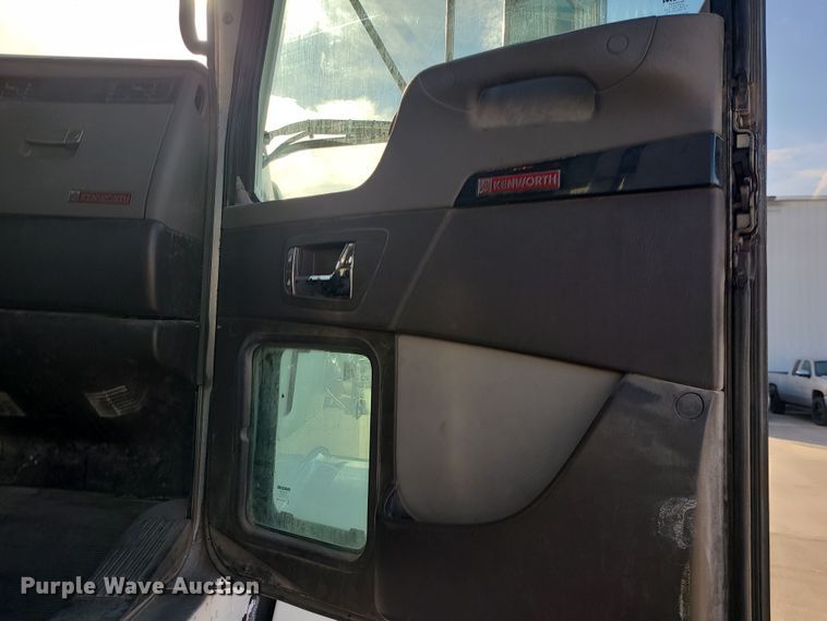 image for item MJ9538 2012 Kenworth T800  semi truck