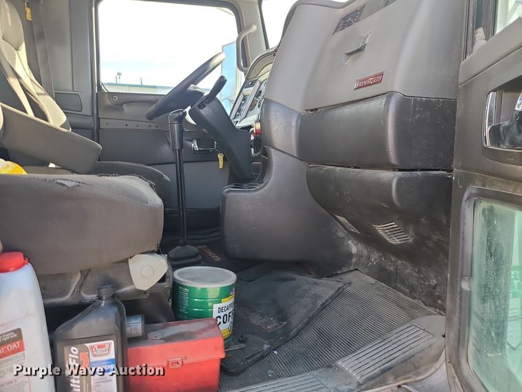 image for item MJ9538 2012 Kenworth T800  semi truck