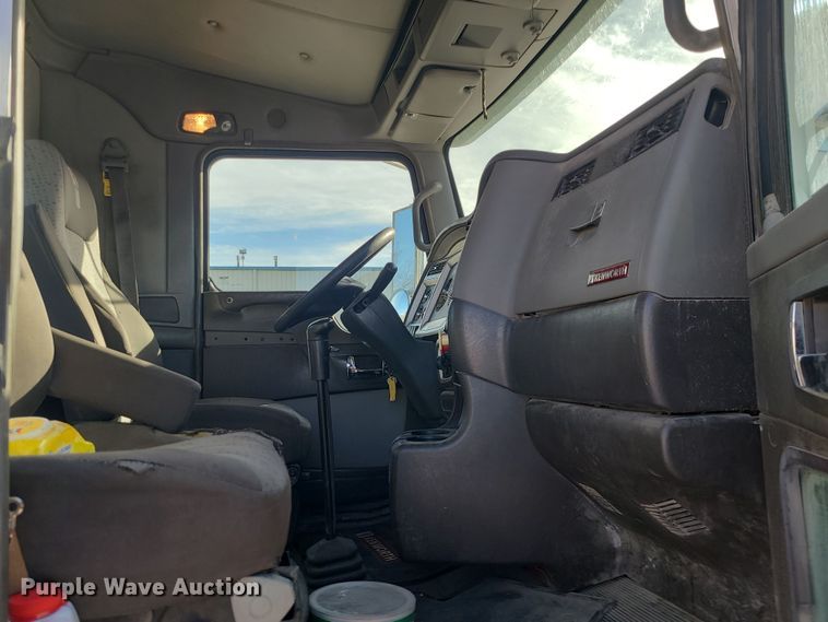 image for item MJ9538 2012 Kenworth T800  semi truck