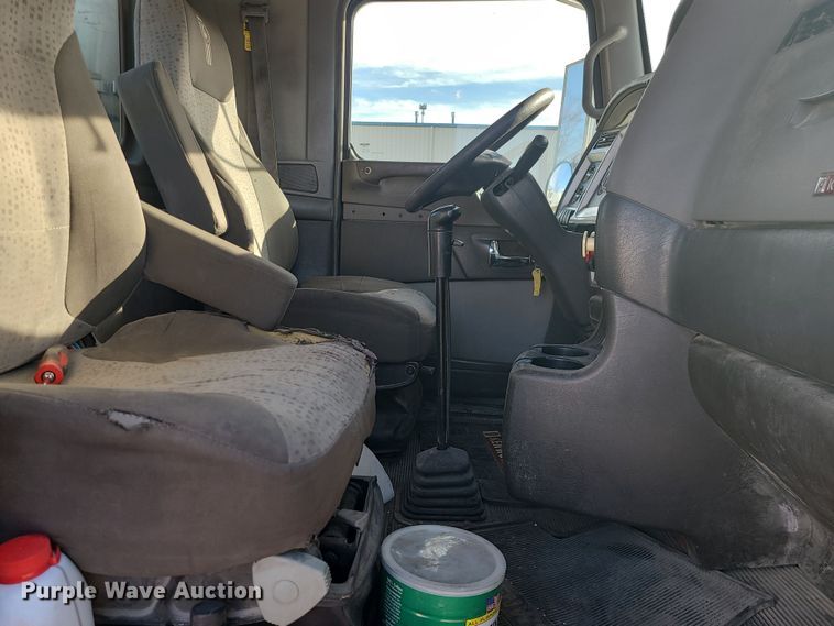 image for item MJ9538 2012 Kenworth T800  semi truck