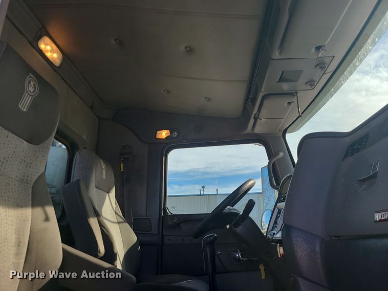 image for item MJ9538 2012 Kenworth T800  semi truck