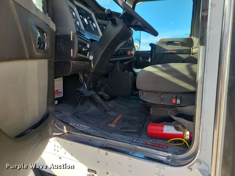 image for item MJ9538 2012 Kenworth T800  semi truck