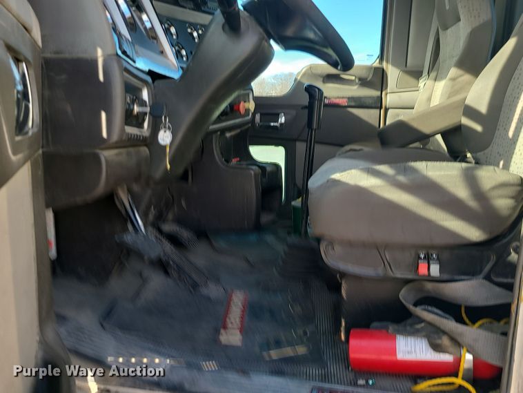 image for item MJ9538 2012 Kenworth T800  semi truck