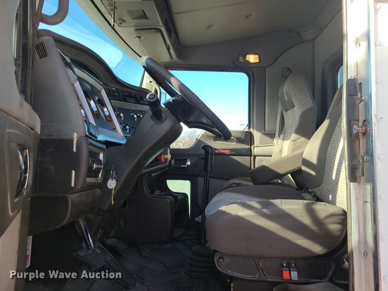 image for item MJ9538 2012 Kenworth T800  semi truck