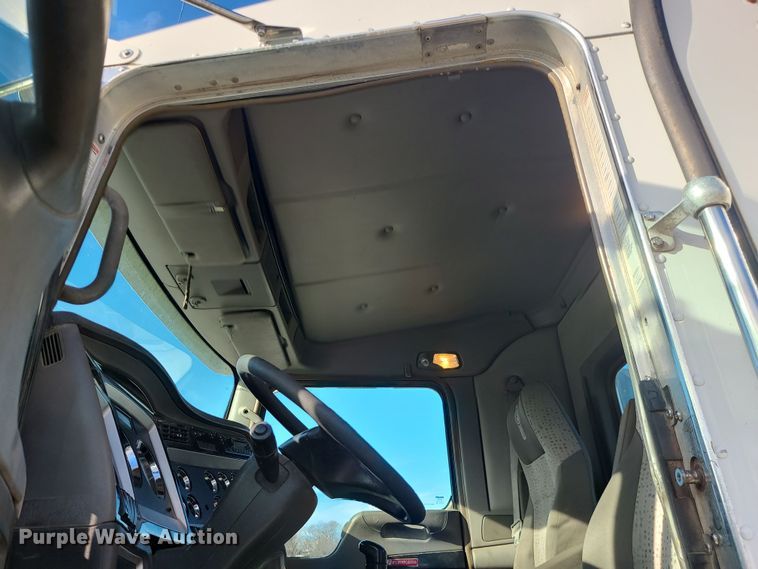 image for item MJ9538 2012 Kenworth T800  semi truck