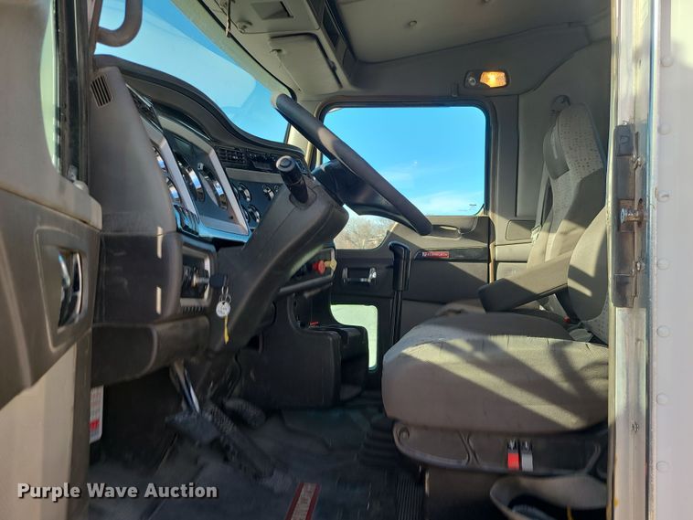 image for item MJ9538 2012 Kenworth T800  semi truck