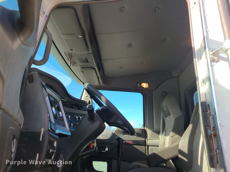 image for item MJ9538 2012 Kenworth T800  semi truck