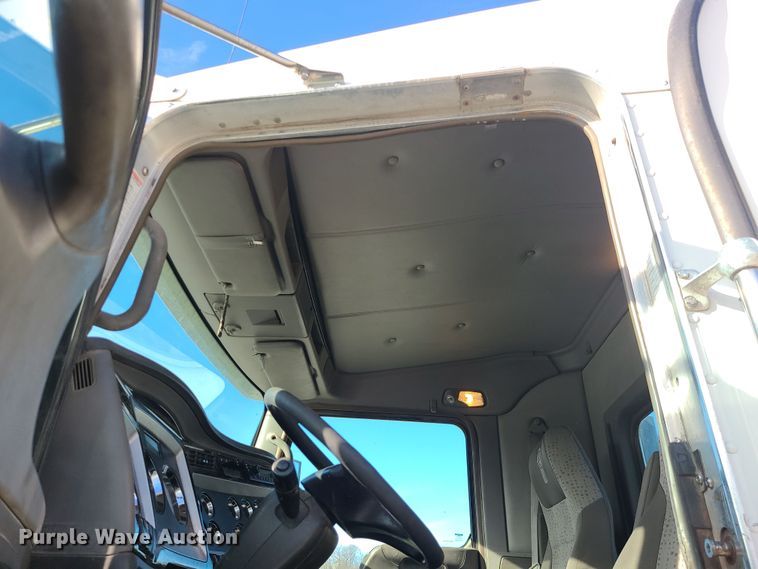 image for item MJ9538 2012 Kenworth T800  semi truck