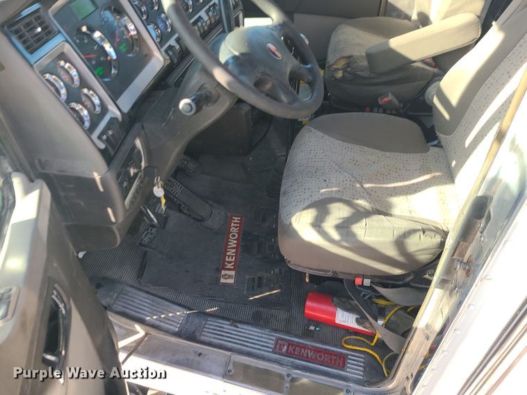 image for item MJ9538 2012 Kenworth T800  semi truck