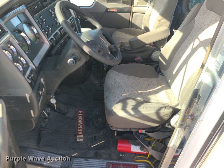 image for item MJ9538 2012 Kenworth T800  semi truck