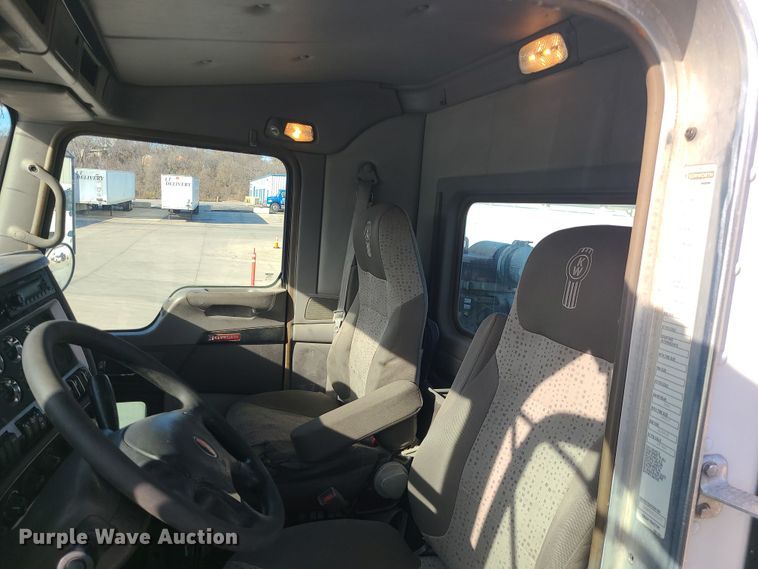 image for item MJ9538 2012 Kenworth T800  semi truck