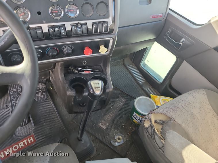 image for item MJ9538 2012 Kenworth T800  semi truck