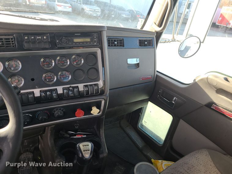 image for item MJ9538 2012 Kenworth T800  semi truck