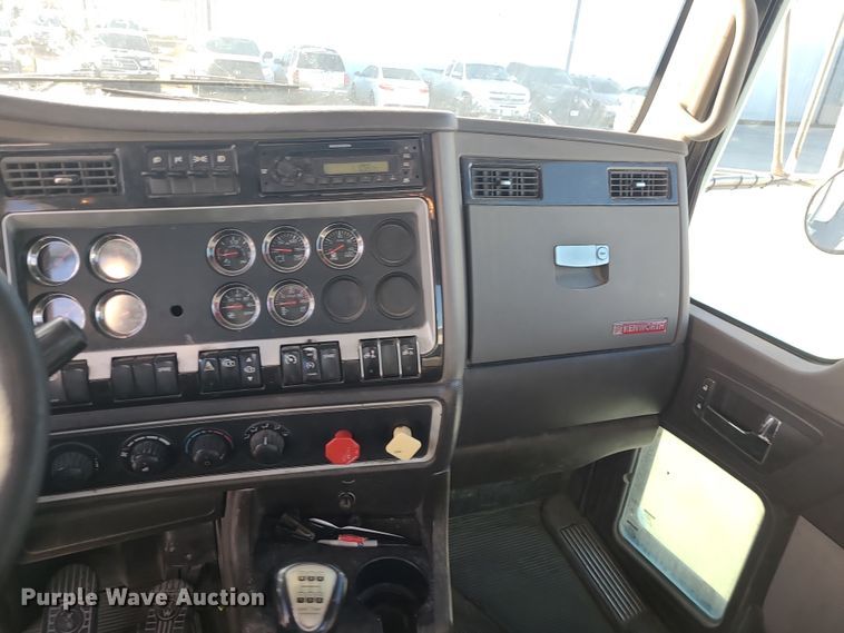 image for item MJ9538 2012 Kenworth T800  semi truck