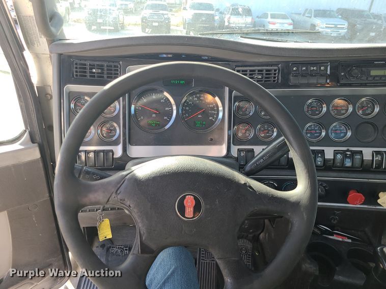 image for item MJ9538 2012 Kenworth T800  semi truck