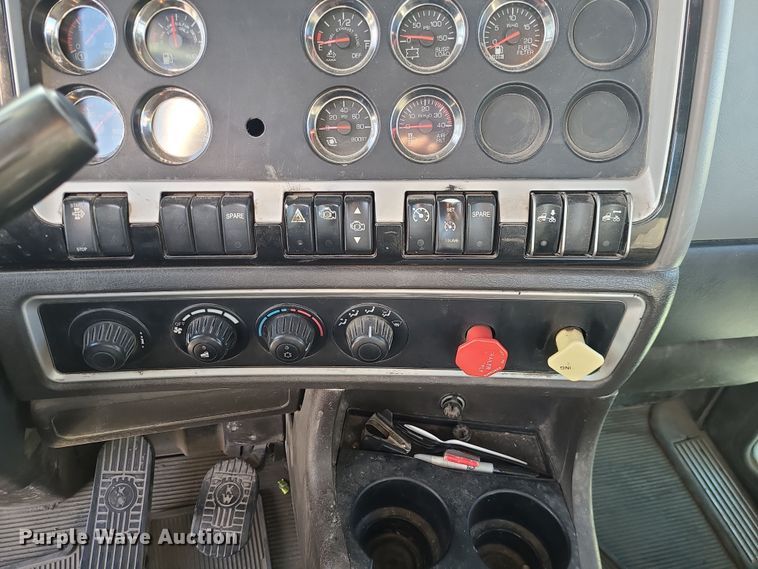 image for item MJ9538 2012 Kenworth T800  semi truck