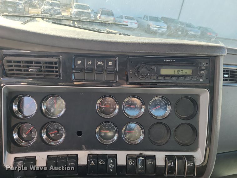 image for item MJ9538 2012 Kenworth T800  semi truck