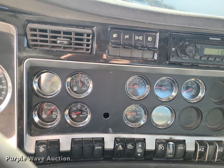 image for item MJ9538 2012 Kenworth T800  semi truck