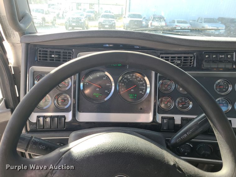 image for item MJ9538 2012 Kenworth T800  semi truck