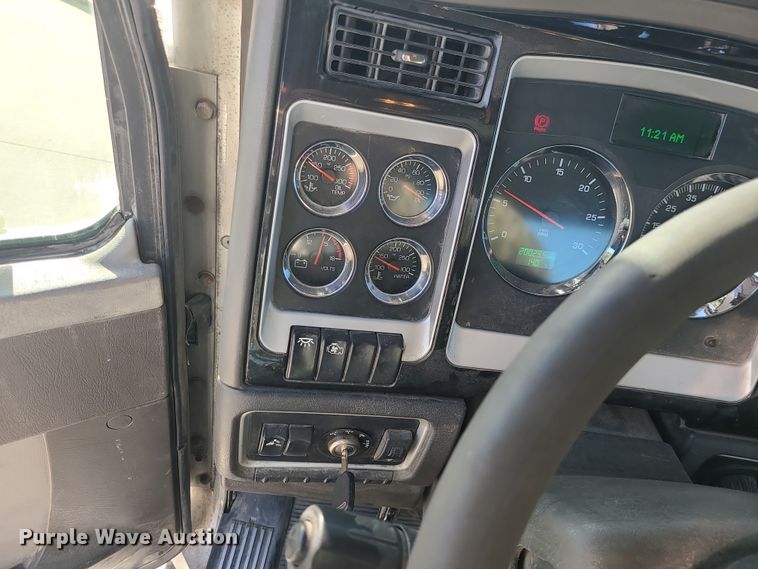 image for item MJ9538 2012 Kenworth T800  semi truck