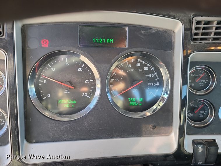 image for item MJ9538 2012 Kenworth T800  semi truck