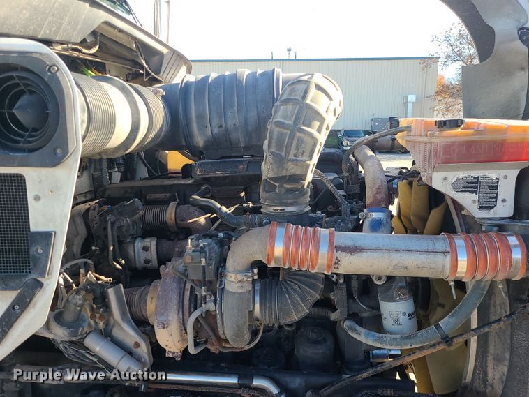 image for item MJ9538 2012 Kenworth T800  semi truck