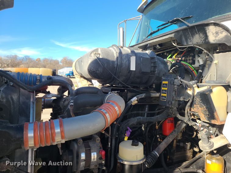 image for item MJ9538 2012 Kenworth T800  semi truck