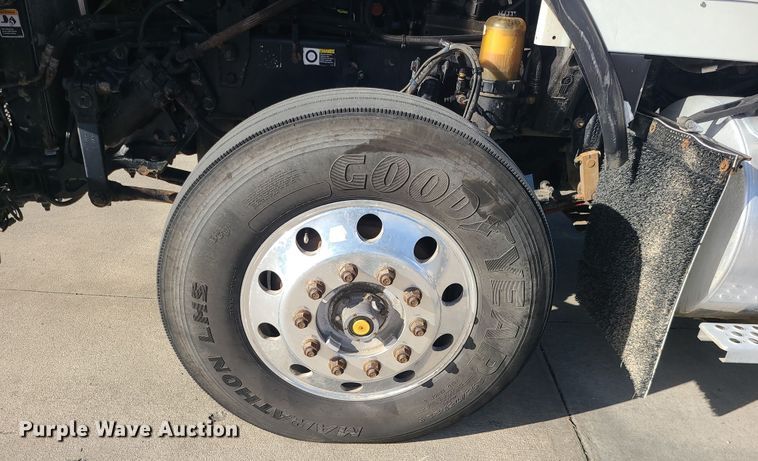 image for item MJ9538 2012 Kenworth T800  semi truck