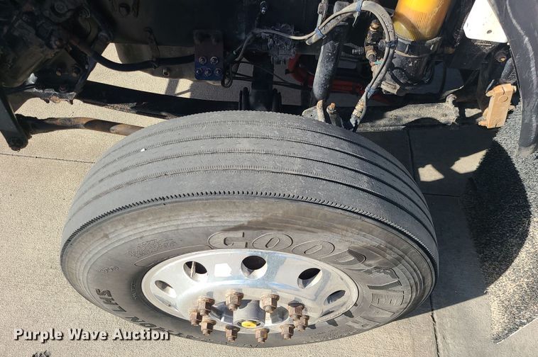 image for item MJ9538 2012 Kenworth T800  semi truck