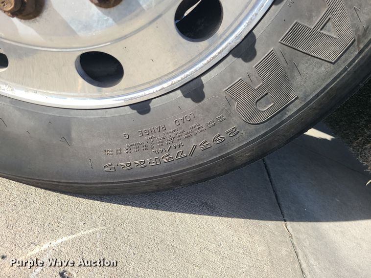 image for item MJ9538 2012 Kenworth T800  semi truck