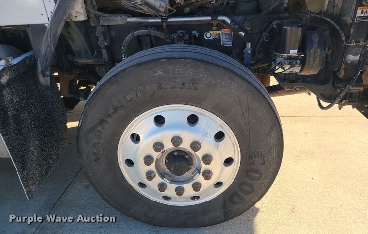 image for item MJ9538 2012 Kenworth T800  semi truck