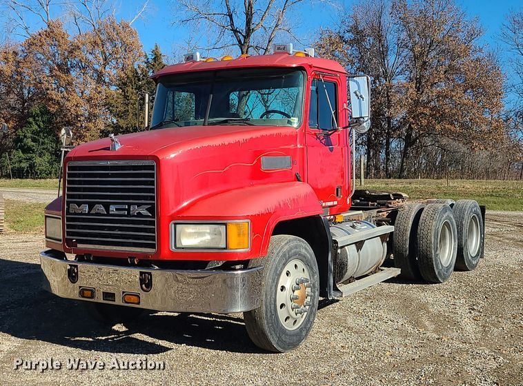 image for item MJ9540 2001 Mack CH613  semi truck