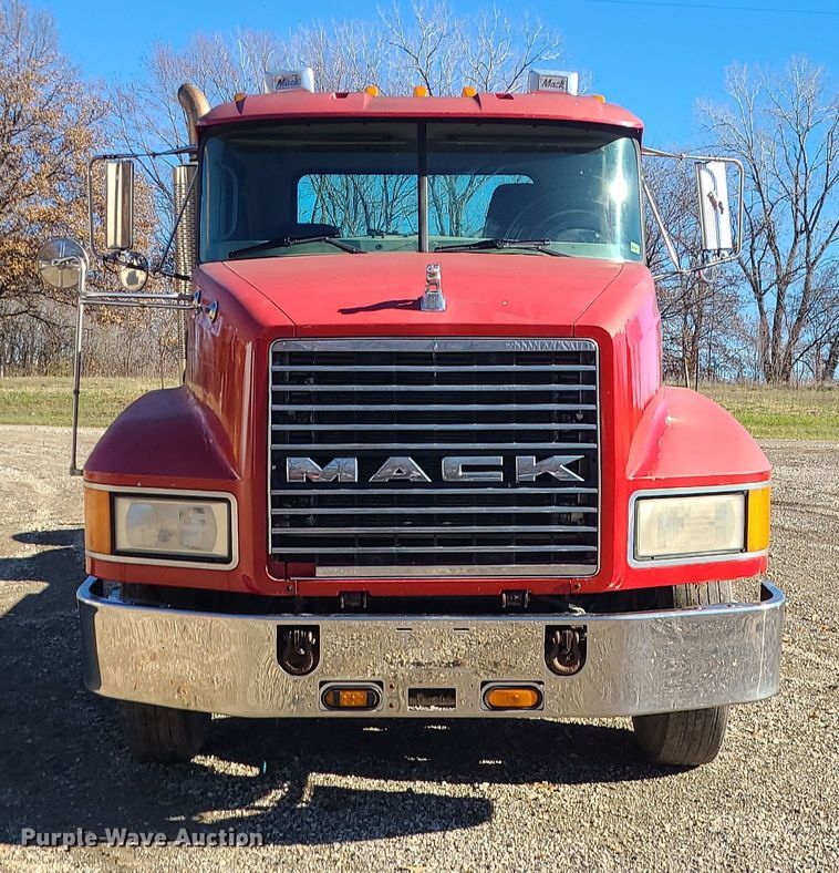 image for item MJ9540 2001 Mack CH613  semi truck