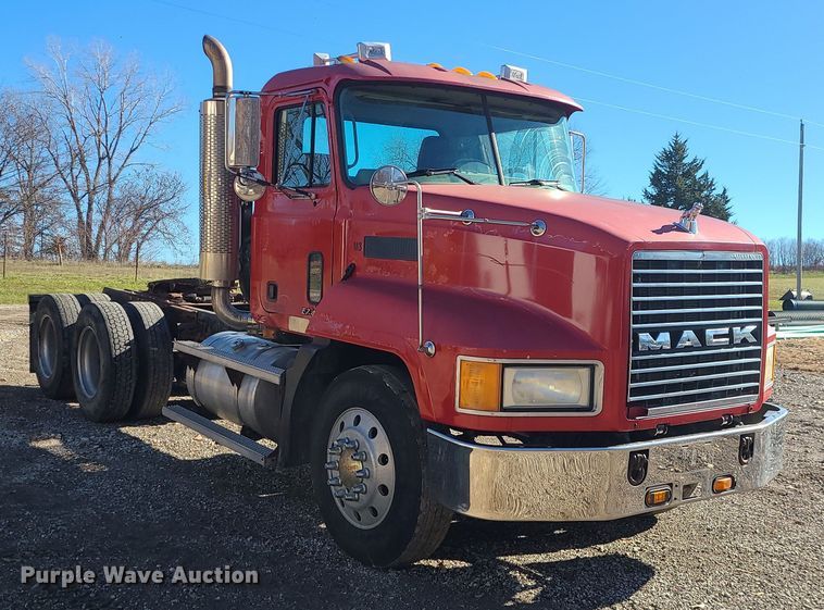 image for item MJ9540 2001 Mack CH613  semi truck