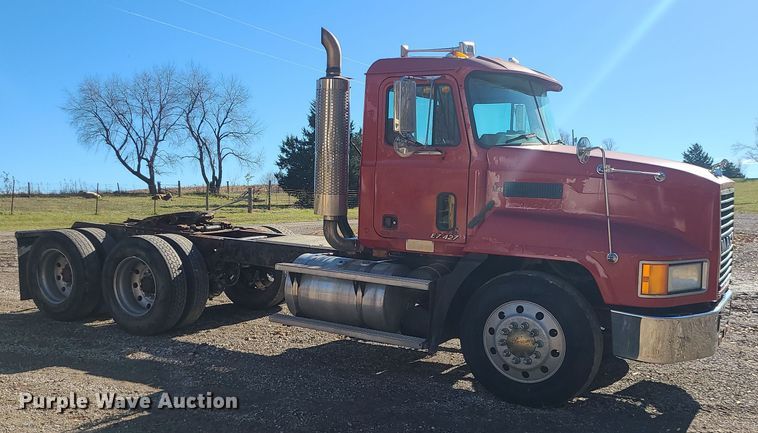 image for item MJ9540 2001 Mack CH613  semi truck