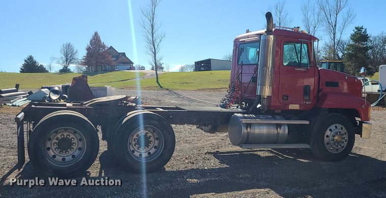 image for item MJ9540 2001 Mack CH613  semi truck