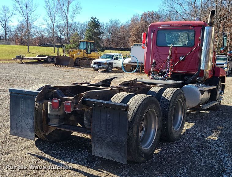 image for item MJ9540 2001 Mack CH613  semi truck