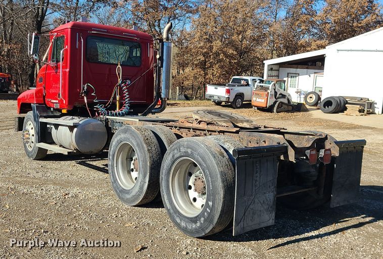 image for item MJ9540 2001 Mack CH613  semi truck