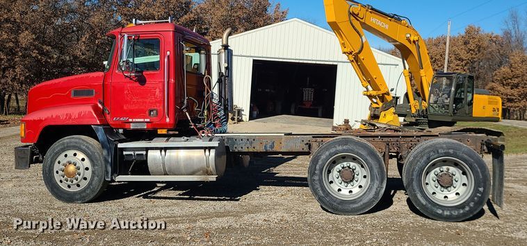 image for item MJ9540 2001 Mack CH613  semi truck