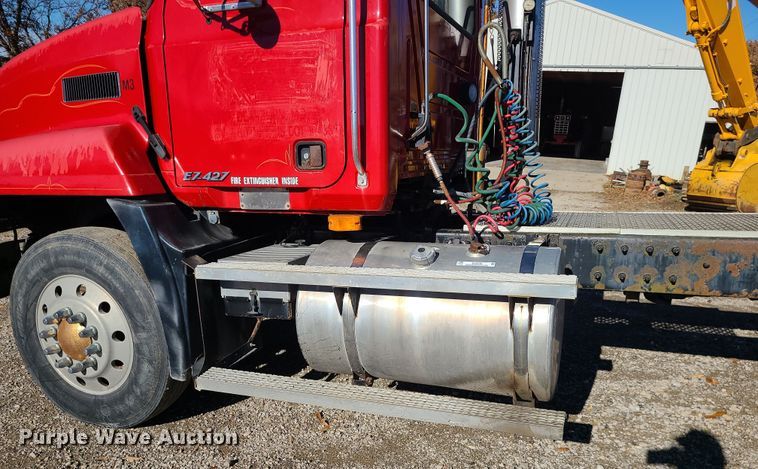 image for item MJ9540 2001 Mack CH613  semi truck