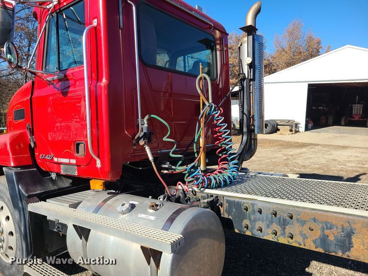 image for item MJ9540 2001 Mack CH613  semi truck