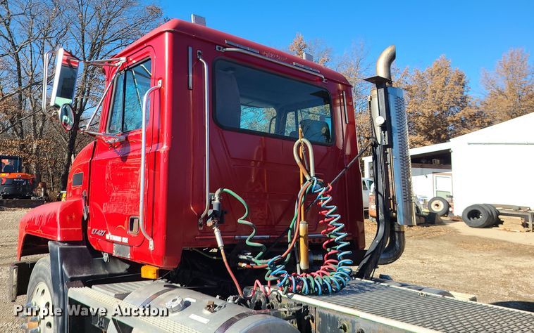 image for item MJ9540 2001 Mack CH613  semi truck