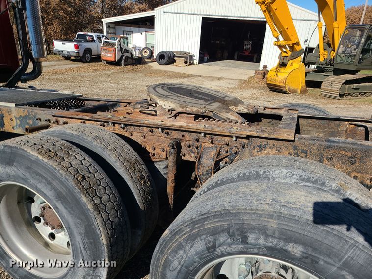 image for item MJ9540 2001 Mack CH613  semi truck