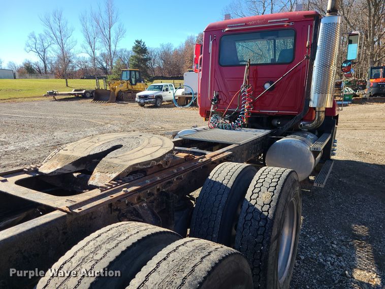 image for item MJ9540 2001 Mack CH613  semi truck