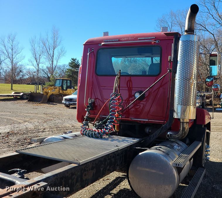 image for item MJ9540 2001 Mack CH613  semi truck