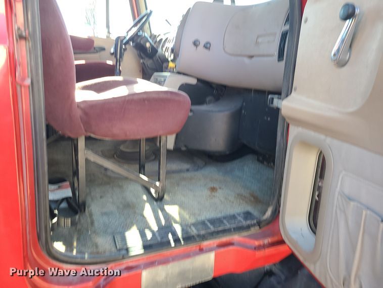 image for item MJ9540 2001 Mack CH613  semi truck