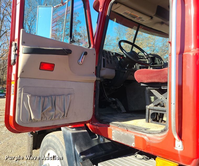 image for item MJ9540 2001 Mack CH613  semi truck