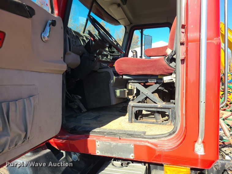 image for item MJ9540 2001 Mack CH613  semi truck